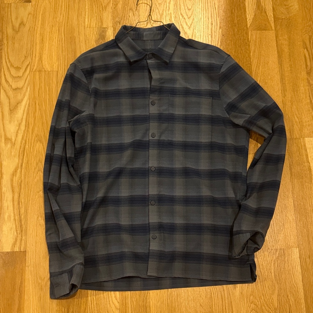 lululemon athletica Men's Plaid Button-Down Shirt - Navy and Charcoal